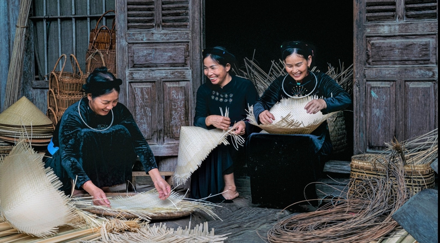 Chị Ma Thị Liễu (bên phải) cùng chị em trong tổ hợp tác làm sản phẩm mây tre đan.