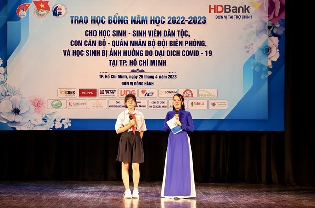 Em Trịnh Vĩnh Hân, học sinh lớp 8 trường Trung học Cơ sở Sương Nguyệt Anh (Quận 8) đại diện các học sinh nhận học bổng phát biểu tại chương trình. Ảnh: Hồng Giang - TTXVN