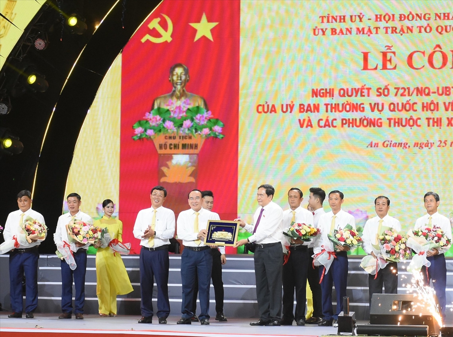 Phó Chủ tịch Thường trực Quốc hội Trần Thanh Mẫn trao quà lưu niệm đến lãnh đạo Thị uỷ Tịnh Biên 