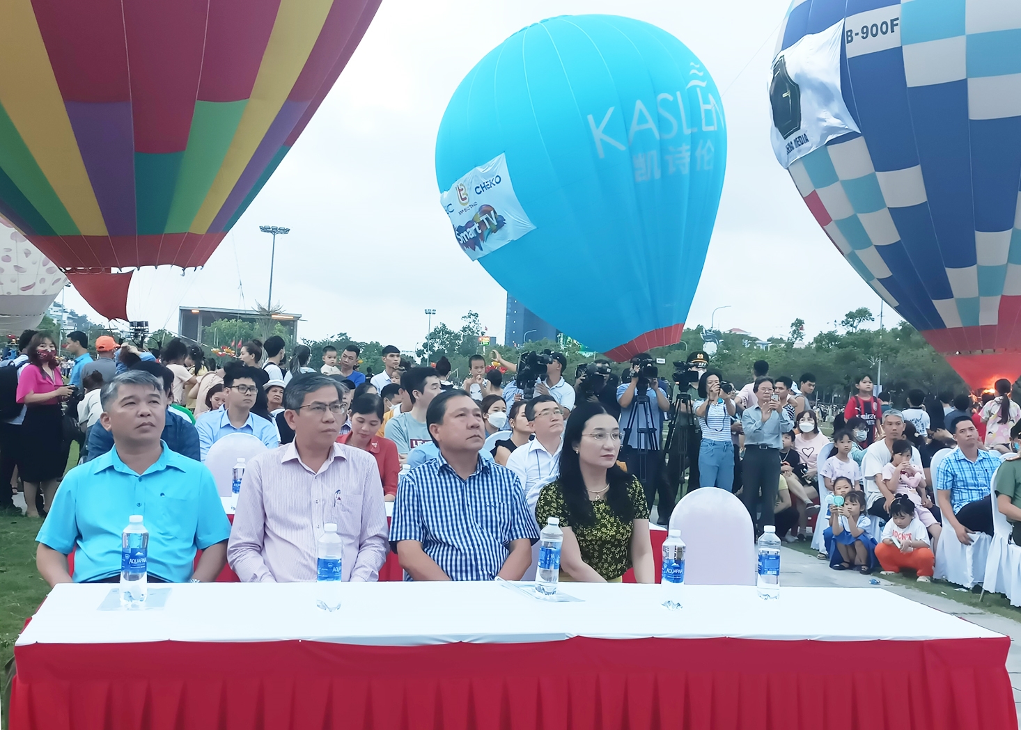 Các đại biểu và đông đảo người dân, du khách tham gia Lễ khai mạc Lễ hội khinh khí cầu