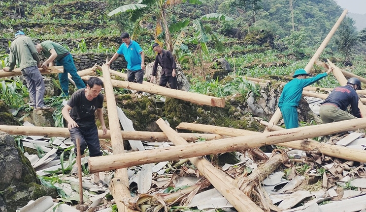 Lực lượng chức năng xã Lũng Chinh cùng Nhân dân khắc phục hậu quả thiên tai