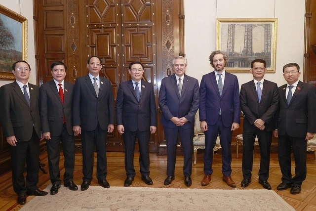 Chủ tịch Quốc hội Vương Đình Huệ và Tổng thống Argentina Alberto Fernandez với các đại biểu. Ảnh: TTXVN