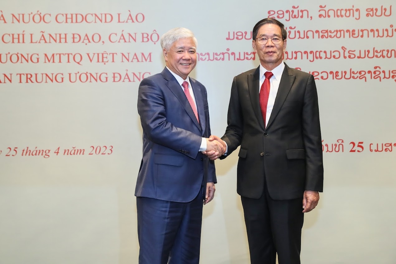 Chủ tịch Uỷ ban Trung ương Mặt trận Lào xây dựng đất nước Sinlavong Khoutphaythoune và Chủ tịch UBTW MTTQ Việt Nam Đỗ Văn Chiến chụp ảnh lưu niệm 