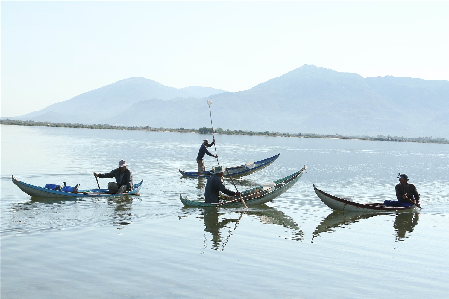Du khách chèo thuyền Kayak trên Đầm Nại thuộc thôn Hòn Thiên. 