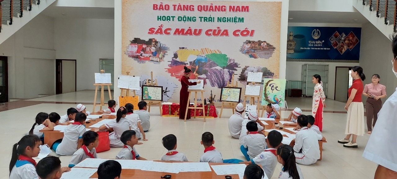 Học sinh với hoạt động trải nghiệm “Sắc màu của cói” tại Bảo tàng Quảng Nam