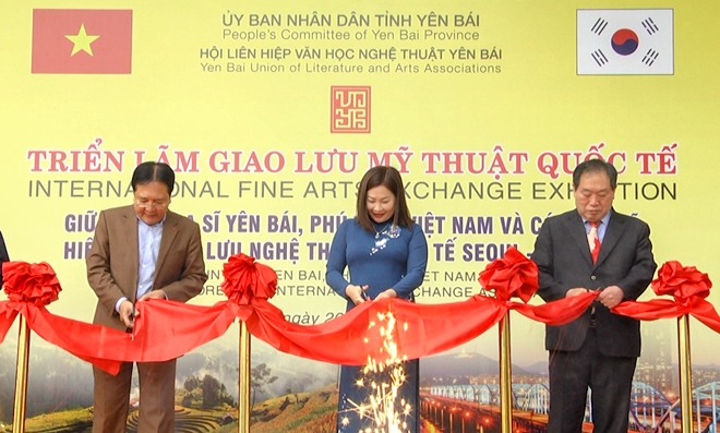 Phó Chủ tịch UBND tỉnh Vũ Thị Hiền Hạnh và đại biểu cắt băng khai mạc Triển lãm