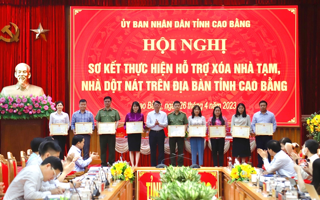 Chủ tịch UBND tỉnh Hoàng Xuân Ánh trao bằng khen cho các tập thể có thành tích tiêu biểu xuất sắc trong thực hiện xóa nhà tạm, nhà dột nát trên địa bàn tỉnh