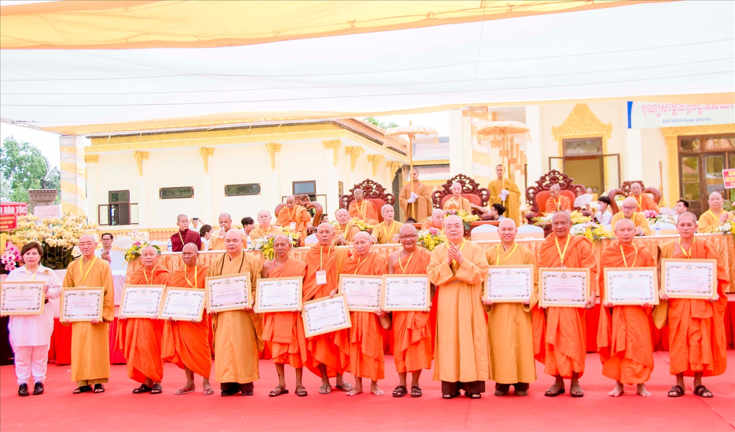 Các cá nhân nhận Bằng tuyên dương công đức của Giáo hội Phật giáo Việt Nam đã có nhiều đóng góp tích cực trong công tác Phát sự và hoạt động của Học viện Phật giáo Nam tông Khmer 