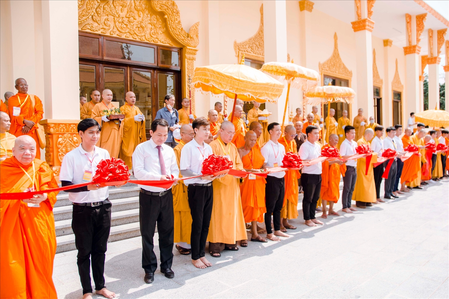 Các vị đại biểu thực hiện nghi thức cắt băng khánh thành Trai đường thuộc Dự án Học viện Phật giáo Nam tông Khmer (Cần Thơ)