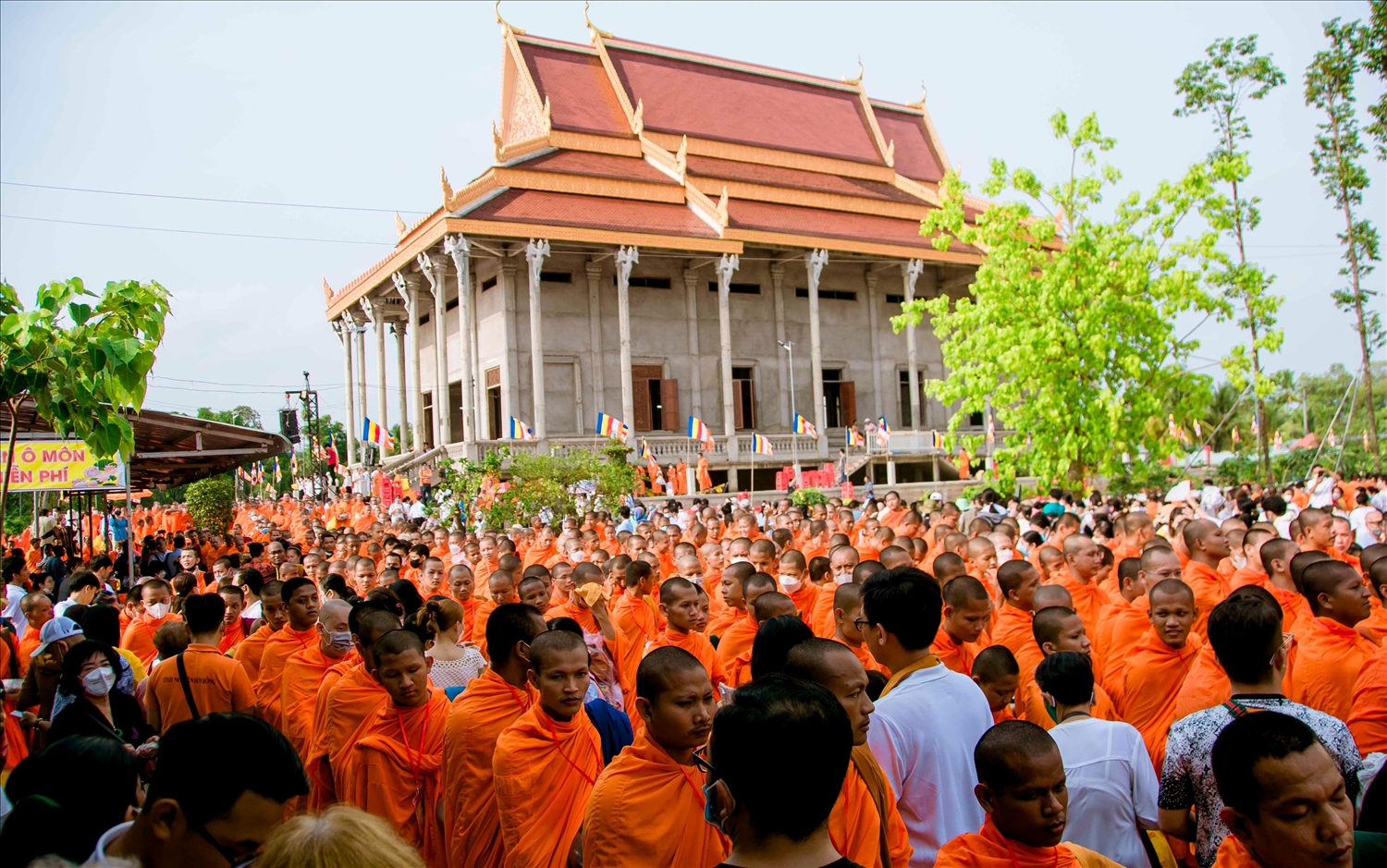Hơn 10 ngàn Chư tăng, phật tử, đồng bào Khmer trong khu vực đến tham gia Đại lễ đạt bát tại Học viện Phật giáo Nam tông Khmer (Cần Thơ)