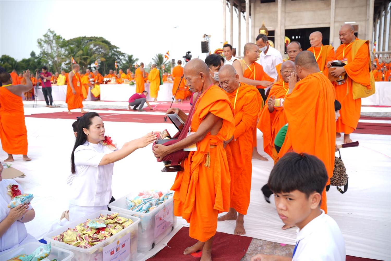 Hoà thượng Đào Như - Viện trưởng Học viện Phật giáo Nam tông Khmer ( Cần Thơ) dẫn đầu Tăng đoàn tại buổi lễ tái hiện Tăng đoàn 