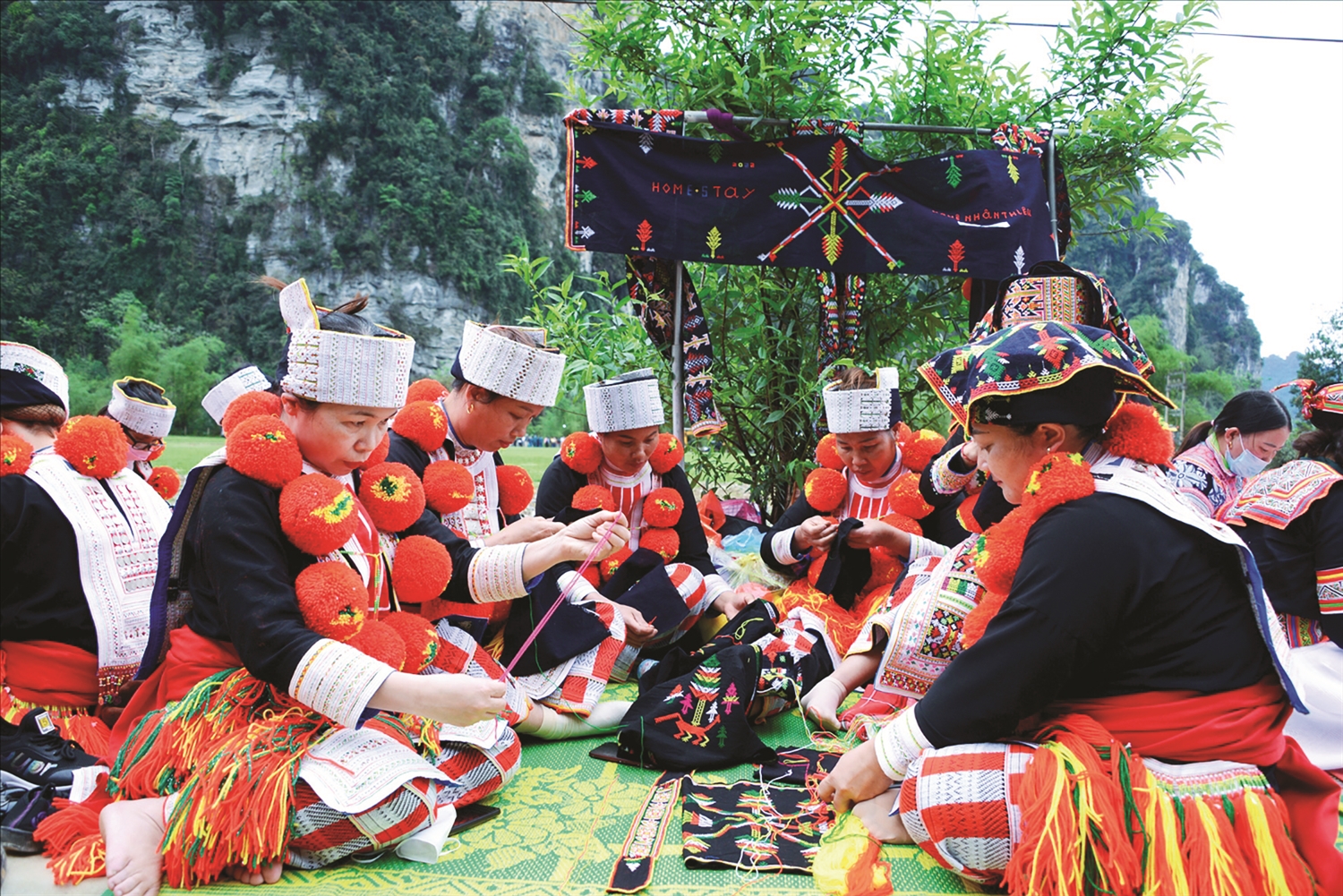 Phụ nữ người Dao ở Lâm Bình làm các sản phẩm lưu niệm từ thổ cẩm để trưng bày tại Lễ hội Lồng Tông.