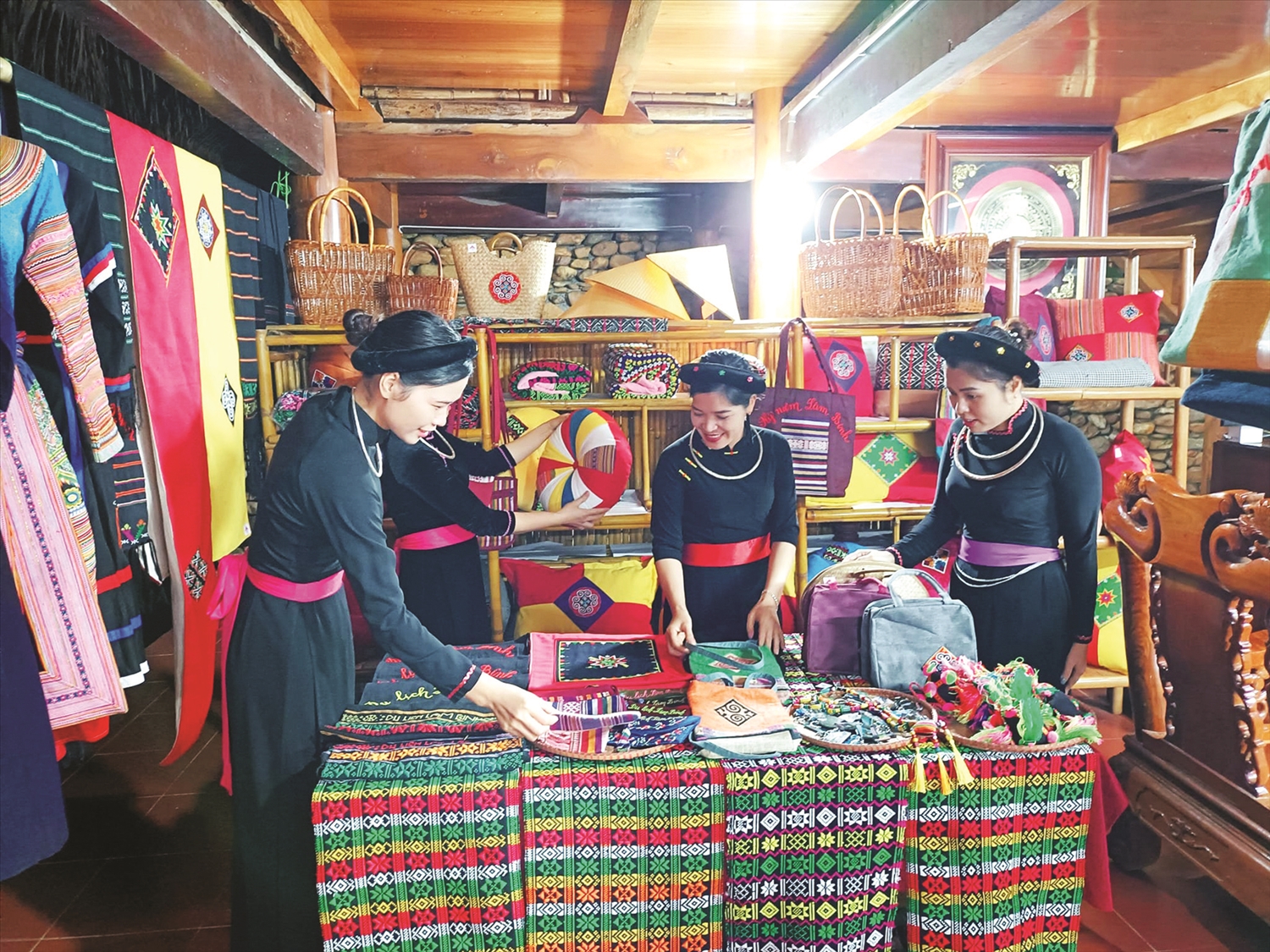Các sản phẩm lưu niệm được trưng bày tại các cơ sở homestay trên địa bàn huyện Lâm Bình.
