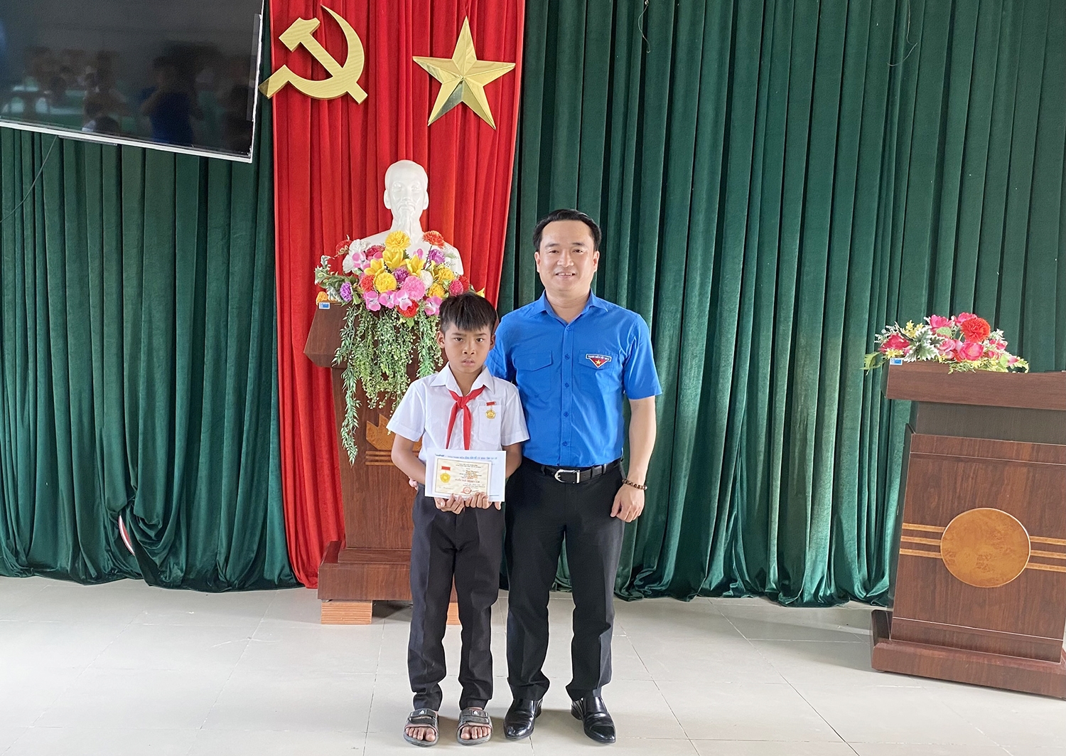 Phó Bí thư Tỉnh đoàn, Chủ tịch Hội đồng Đội tỉnh Gia Lai Đỗ Duy Nam trao Huy hiệu Tuổi trẻ dũng cảm cho em Kpă Nguyên