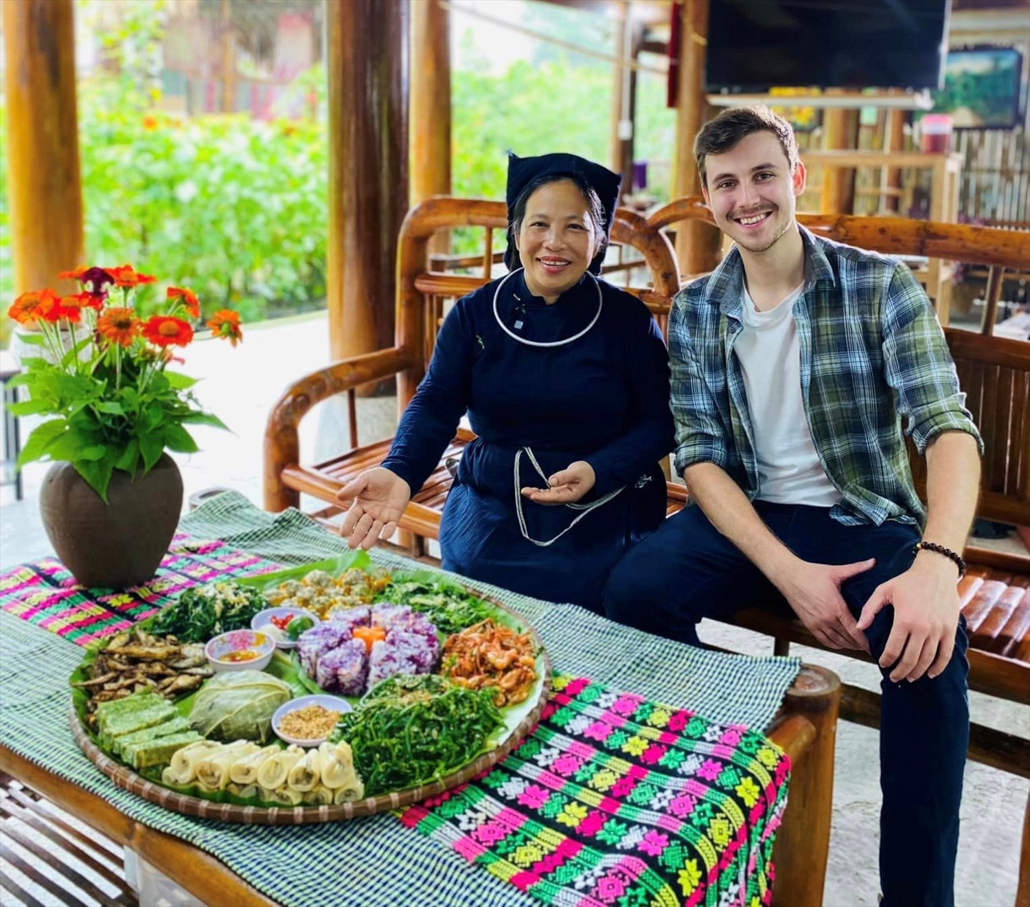 Du khách nước ngoài trải nghiệm ẩm thực tại Homestay Triệu Cường, thôn Nà Tông, xã Thượng Lâm (Lâm Bình)