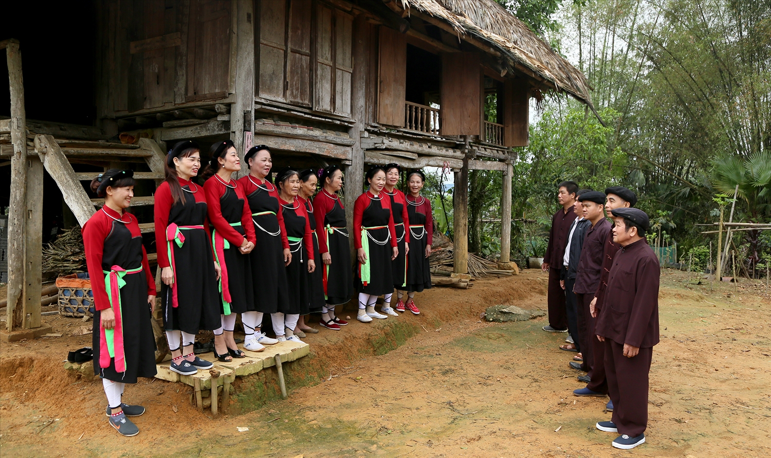 Câu lạc bộ hát Sình Ca người Cao Lan, xã Thắng Quân (huyện Yên Sơn).