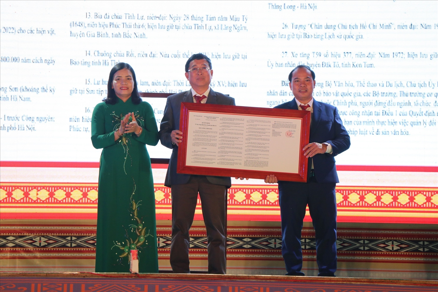 Bà Y Ngọc - Phó Chủ tịch UBND tỉnh Kon Tum trao Quyết định số 41/QĐ-TTg của Thủ tướng Chính phủ về việc công nhận xe tăng T59 số hiệu 377 là Bảo vật Quốc gia cho UBND huyện Đăk Tô