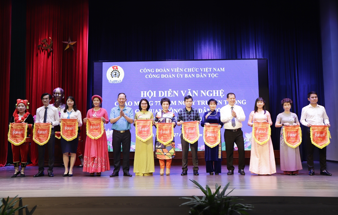 Chủ tịch Công đoàn UBDT Nguyễn Quang Hải và Phó Chủ tịch Công đoàn UBDT Lý Bình Huy tặng Cờ lưu niệm cho các đội thi