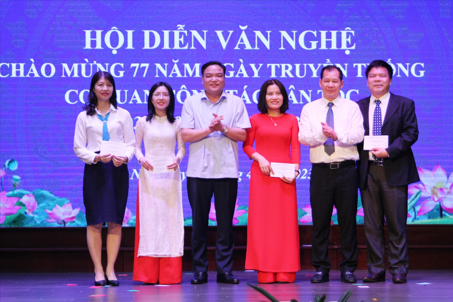 Ông Lý Bình Huy - Phó Vụ trưởng Vụ Tổ chức cán bộ và ông Hoàng Văn Tuyên - Vụ trưởng Vụ Chính sách trao giải cho các cá nhân đạt giải nội dung đọc thơ, kể chuyện 