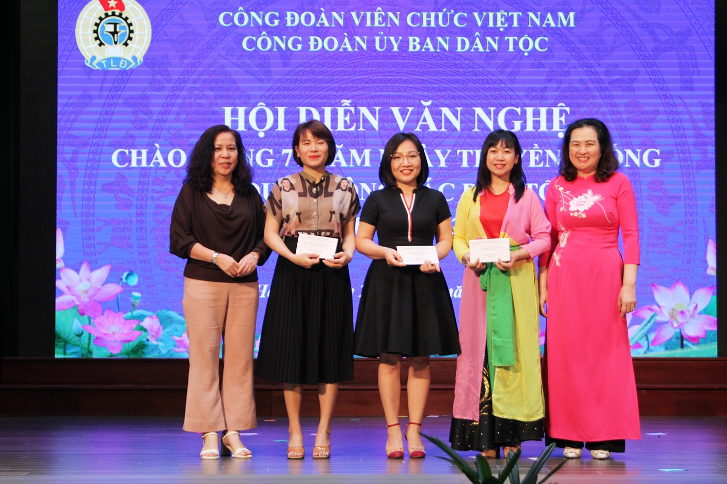 Bà Lương Thị Thu Hằng - Phó Tổng Biên tập Tạp chí Dân tộc và bà Bế Thị Hồng Vân - Phó Vụ trưởng Vụ Chính sách Dân tộc trao giải cho các đơn vị đoạt giải ở thể loại múa