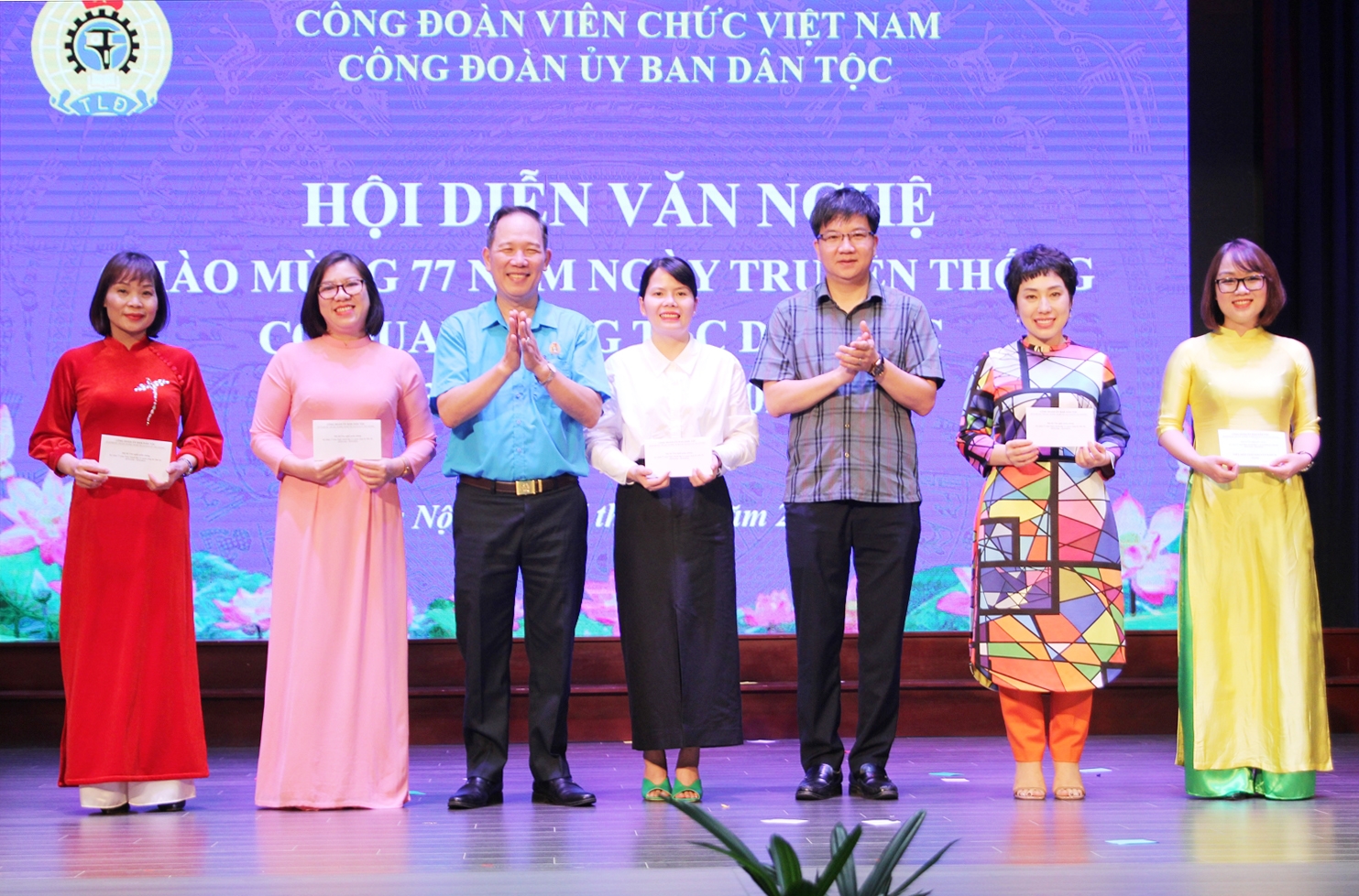 Ông Nguyễn Quang Hải - Chủ tịch Công đoàn UBDT, Tổng Biên tập Tạp chí Dân tộc và ông Nguyễn Chí Tuấn - Phó Vụ trưởng Vụ Pháp chế trao giải cho các đơn vị đạt giải ấn tượng