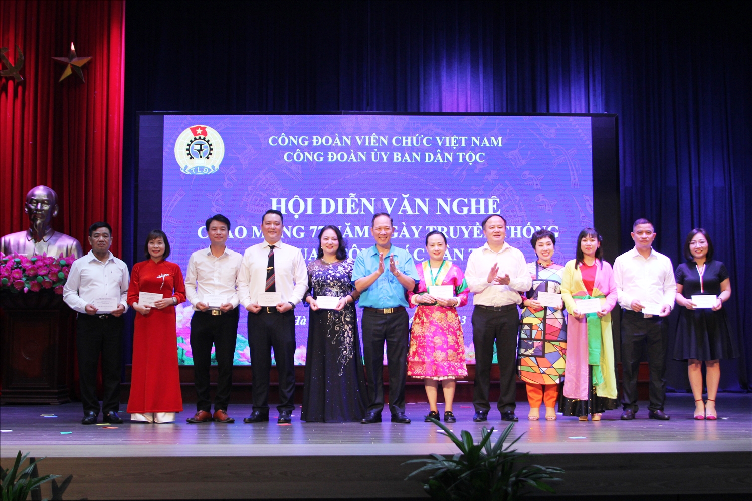 Chủ tịch Công đoàn UBDT Nguyễn Quang Hải cùng Chánh Văn phòng Ủy ban Lò Quang Tú trao giải đơn ca cho các đội tham dự Hội thi