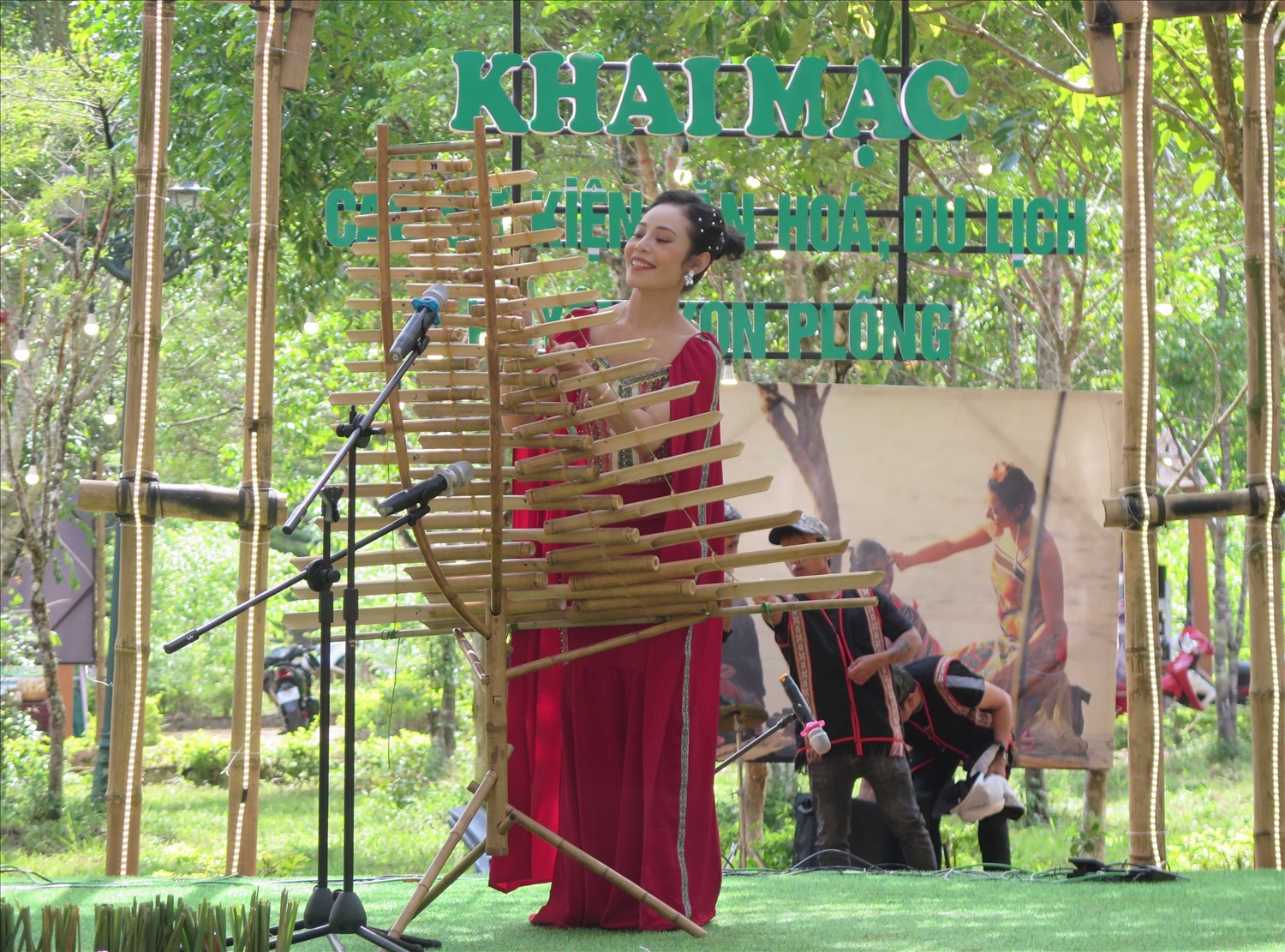 Trình diễn nhạc cụ truyền thống tại lễ khai mạc