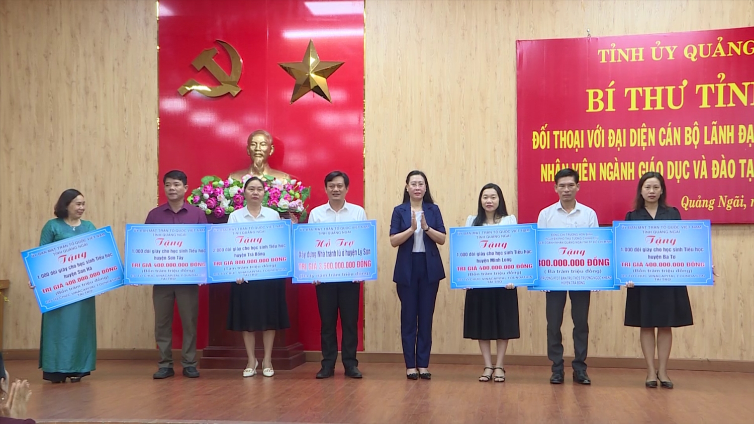 Bí thư Tỉnh ủy Quảng Ngãi Bùi Thị Quỳnh Vân cùng lãnh đạo tỉnh trao hỗ trợ kinh phí cho các đơn vị