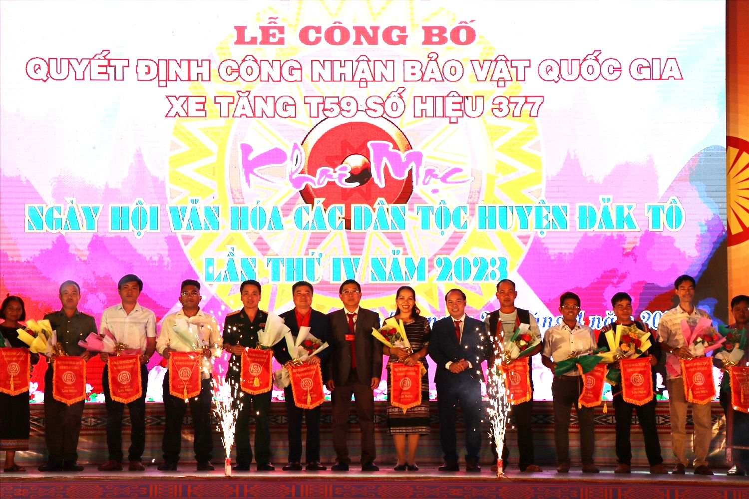 Tặng hoa cho các đội tham gia Ngày hội Văn hóa các dân tộc huyện Đăk Tô lần thứ IV năm 2023