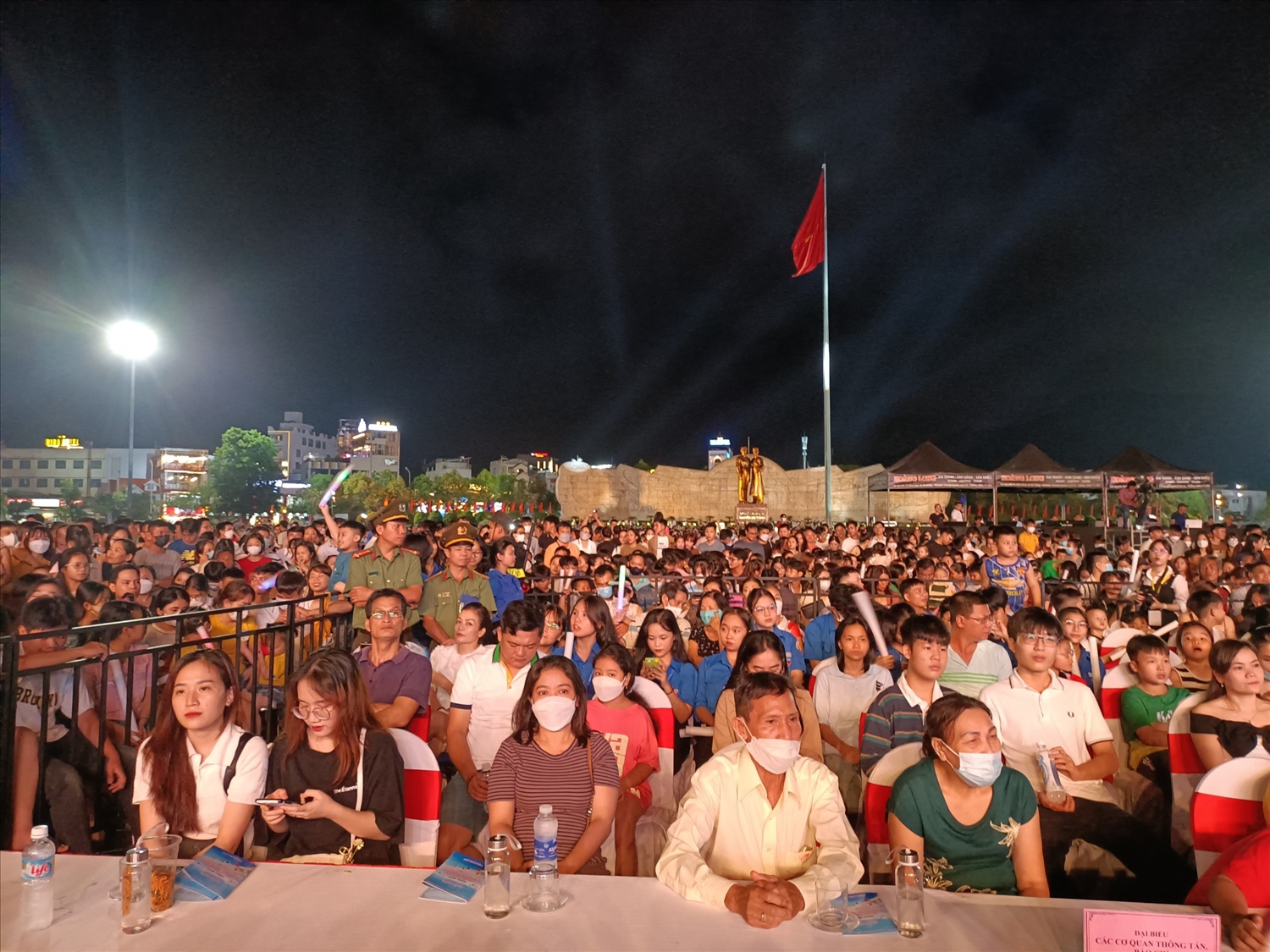 Đông đảo du khách và người dân Bình Định tham dự lễ khai mạc