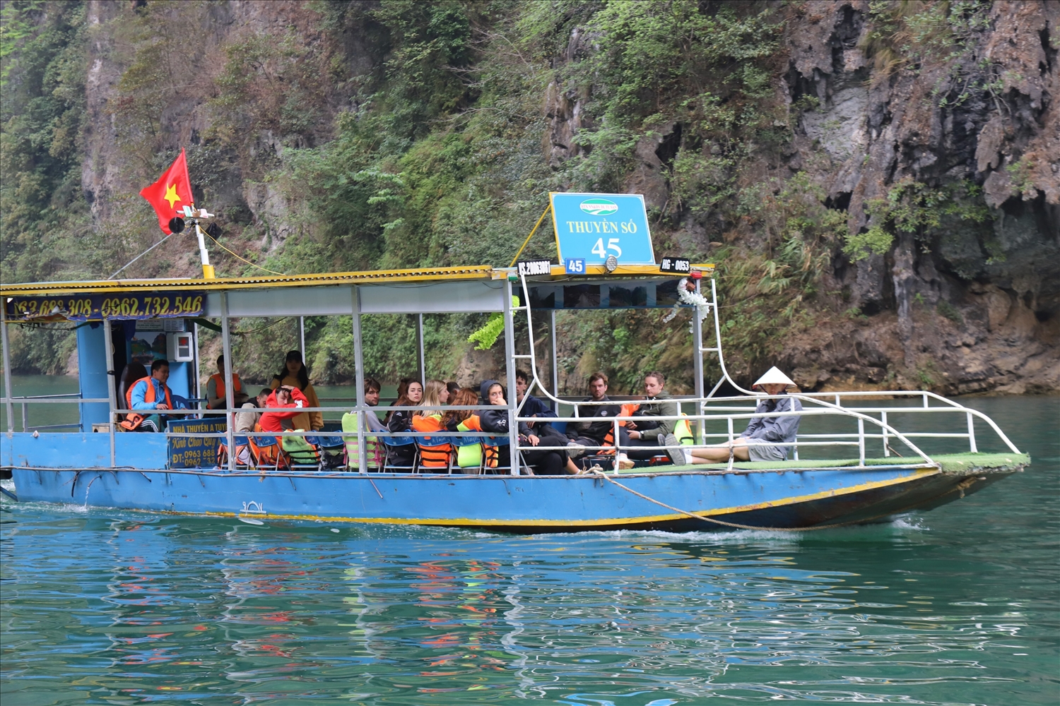 Du khách trải nghiệm du thuyền trên sông Nho Quế