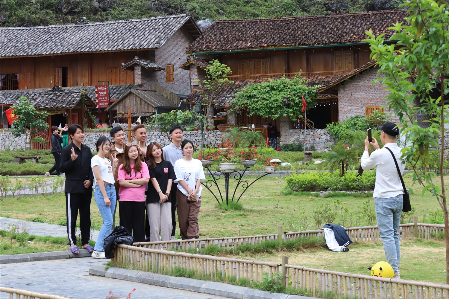 Du khách trải nghiệm tại Làng Văn hóa du lịch cộng đồng dân tộc Mông xã Pả Vi