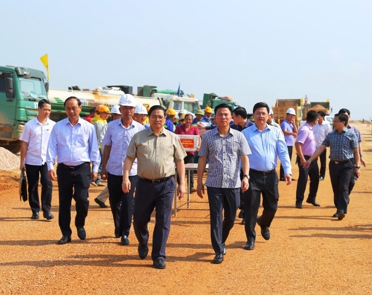 Thủ tướng Chính phủ cùng các thành viên đoàn công tác kiểm tra thi công đường bộ cao tốc bắc-nam , đoạn từ nút giao Đông Xuân đến Quốc lộ 45