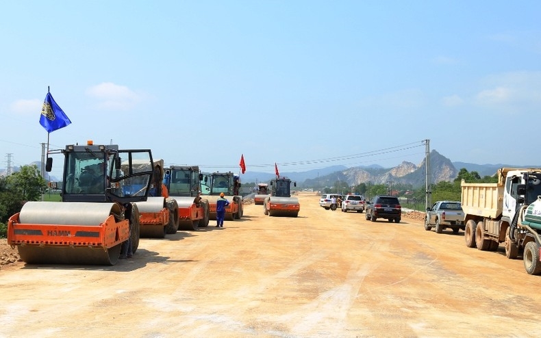 Xe máy thi công đường cao tốc bắc-nam, đoạn qua huyện Đông Sơn