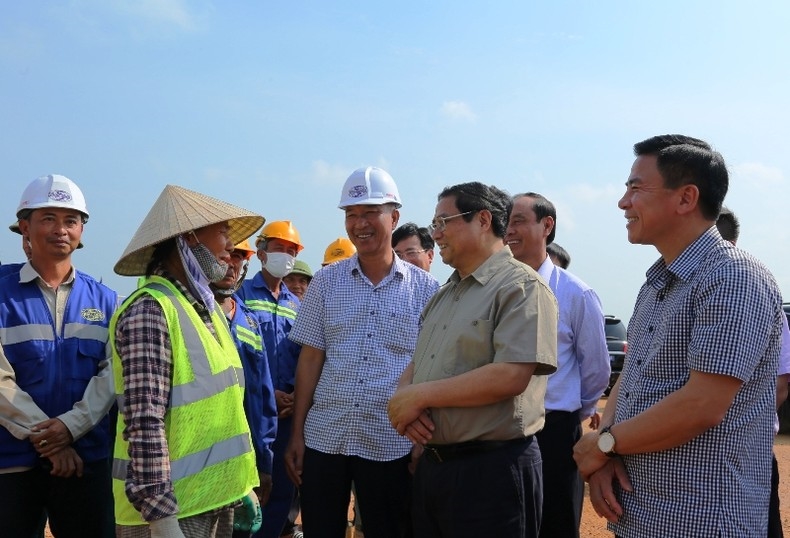 Thủ tướng thăm hỏi, động viên người lao động cùng các nhà thầu bảo đảm tiến độ, chất lượng thi công công trình