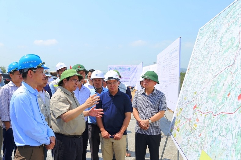 Thủ tướng trao đổi với chủ đầu tư, nhà thầu và tỉnh Thanh Hóa về phát huy hiệu quả giao thông kết nối