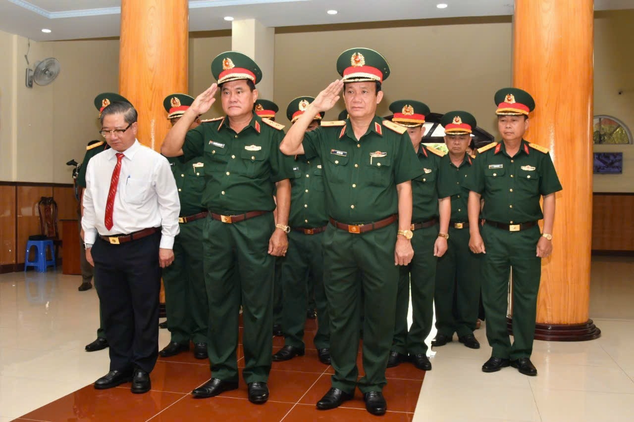 Ông Trần Việt Trường - Chủ tịch UBND TP. Cần Thơ ( mặc áo trắng) cùng lãnh đạo Quân khu 9, giành 1 phút mặt niệm tưởng nhớ Bác 