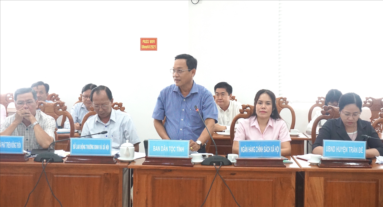 Ông Lý Ro Tha - Trưởng Ban Dân tộc trả lời những câu hỏi do đoàn công tác với Chương trình MTQG phát triển kinh tế - xã hội vùng đồng bào DTTS và MN tại Sóc Trăng 