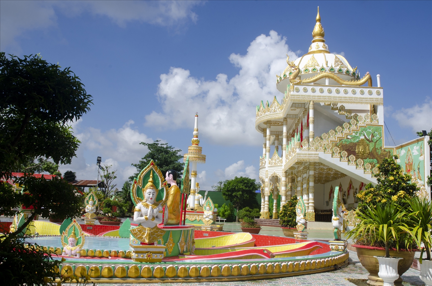 với tỷ lệ đồng bào dân tộc Khmer chiếm trên 30% dân số của tỉnh, Sóc Trăng trở thành tỉnh có đông đồng bào dân tộc Khmer đông nhất nước 