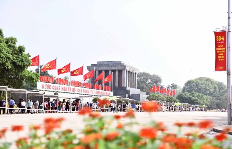 Người dân vào lăng viếng Lăng Chủ tịch Hồ Chí Minh