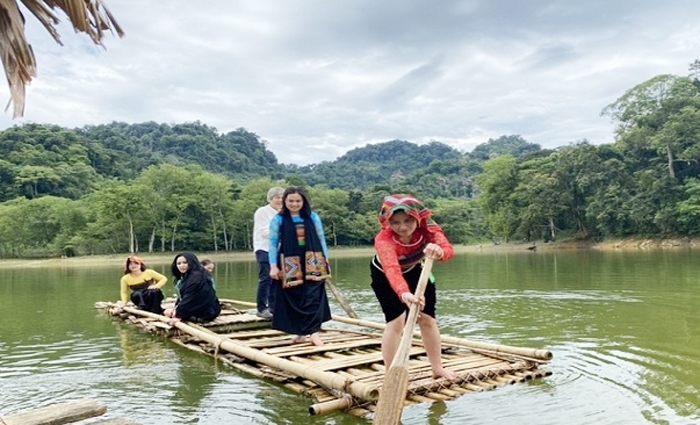 Khách du lịch khám phá hồ Pha Đay ở bản Bút huyện Quan Hóa