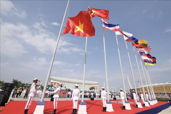 Khoảnh khắc Quốc kỳ Việt Nam được kéo lên trong Lễ thượng cờ SEA Games 32. Ảnh: Minh Quyết/ TTXVN