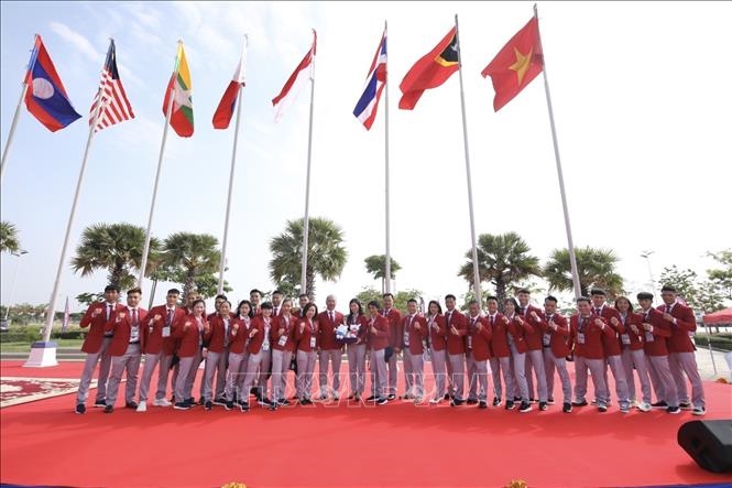 Các thành viên Đoàn thể thao Việt Nam tham dự Lễ thượng cờ SEA Games 32. Ảnh: Minh Quyết/TTXVN