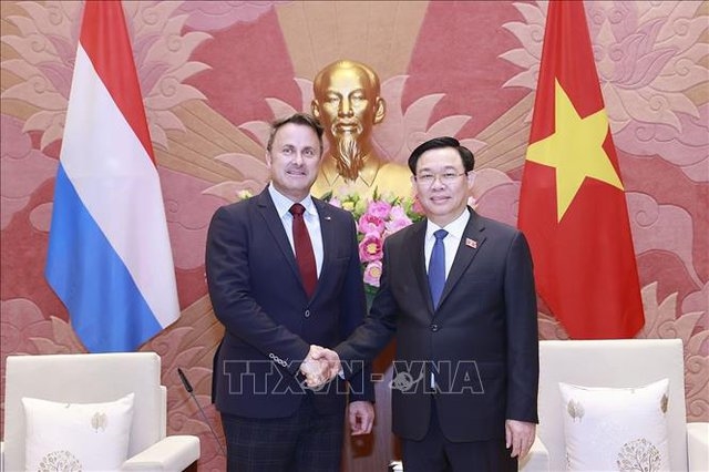 Chủ tịch Quốc hội Vương Đình Huệ nhiệt liệt chào mừng Thủ tướng Xavier Bettel sang thăm chính thức Việt Nam đúng dịp 2 nước kỷ niệm 50 năm thiết lập quan hệ ngoại giao - Ảnh: TTXVN