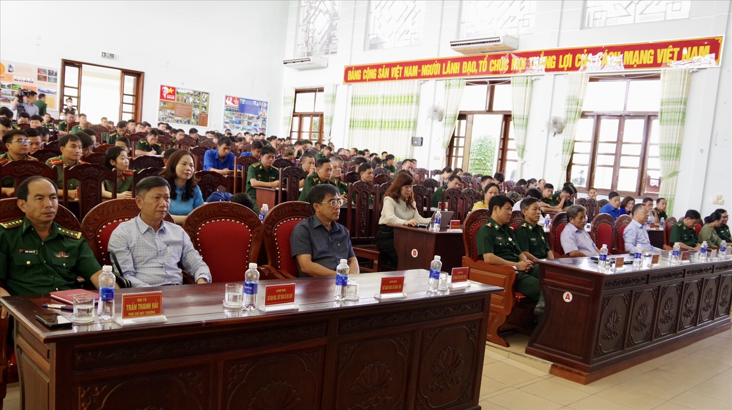 Các đại biểu dự lễ phát động Cuộc thi viết Tìm hiểu biên giới tỉnh Kon Tum và 60 năm truyền thống BĐBP tỉnh