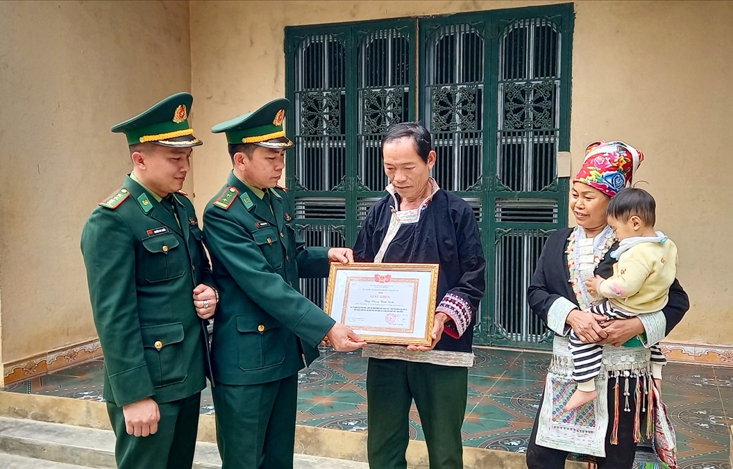 Gia đình ông Sinh được Đồn Biên phòng Trịnh Tường tặng giấy khen vì có thành tích trong công tác bảo vệ đường biên, cột mốc