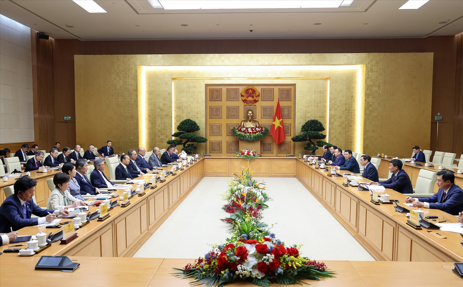 Thủ tướng đề nghị ông Nikai vận động Chính phủ Nhật Bản tiếp tục cung cấp ODA thế hệ mới cho Việt Nam trong các lĩnh vực xây dựng cơ sở hạ tầng chiến lược… - Ảnh: VGP/Nhật Bắc