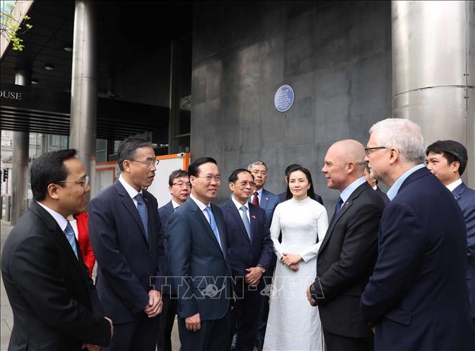 Chủ tịch nước Võ Văn Thưởng với các đại biểu tại Biển lưu niệm Chủ tịch Hồ Chí Minh ở Thủ đô London