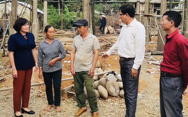 Lãnh đạo Ủy ban MTTQ tỉnh kiểm tra việc làm nhà cho hộ nghèo tại thị xã Nghĩa Lộ