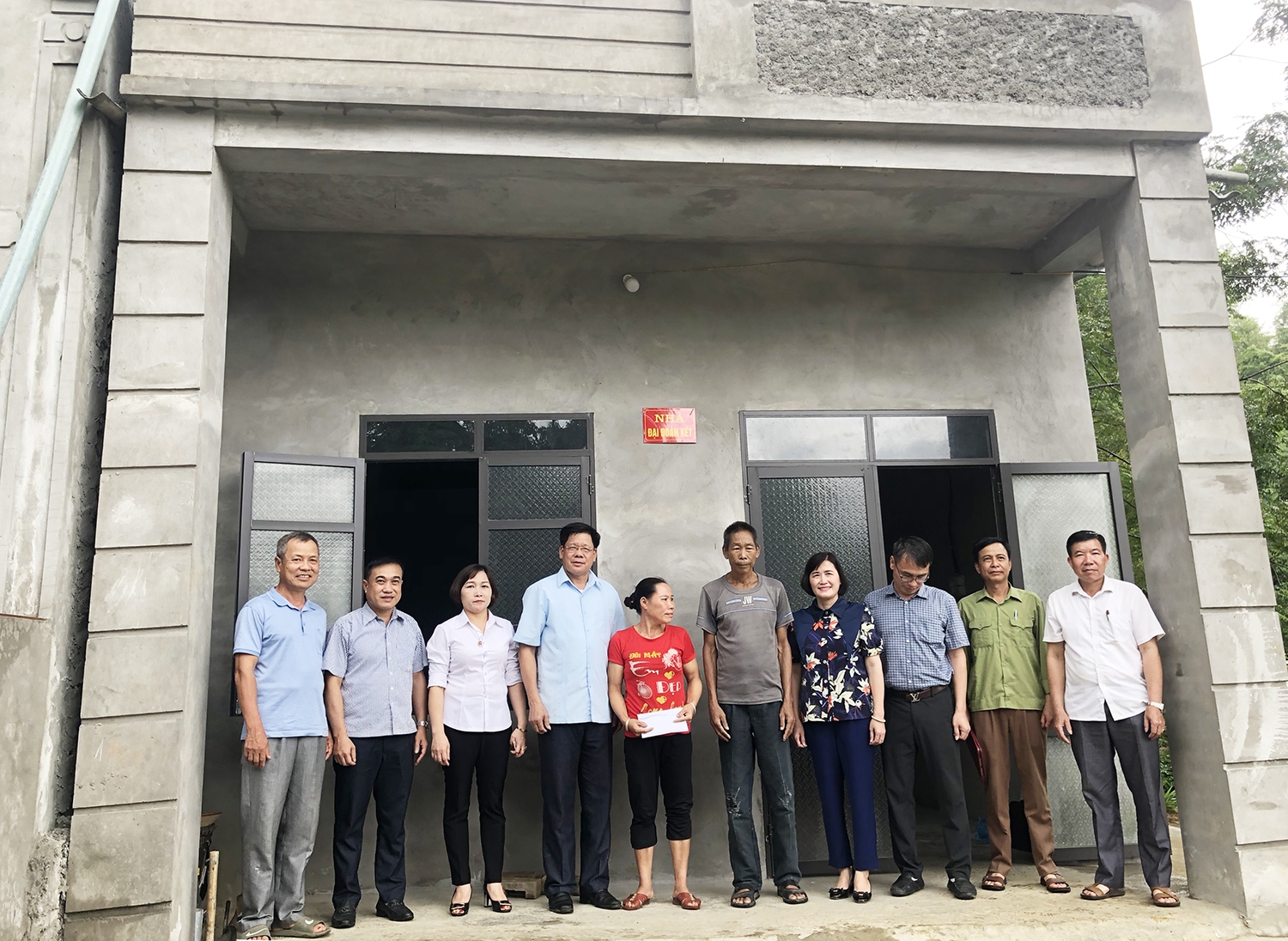 Ủy ban MTTQ tỉnh trao hỗ trợ hộ gia đình ông Hà Văn Ắt, thôn bản Cóc, xã Sơn A, thị xã Nghĩa Lộ làm mới nhà ở
